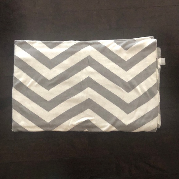 Grey and white chevron blanket - Picture 2 of 2